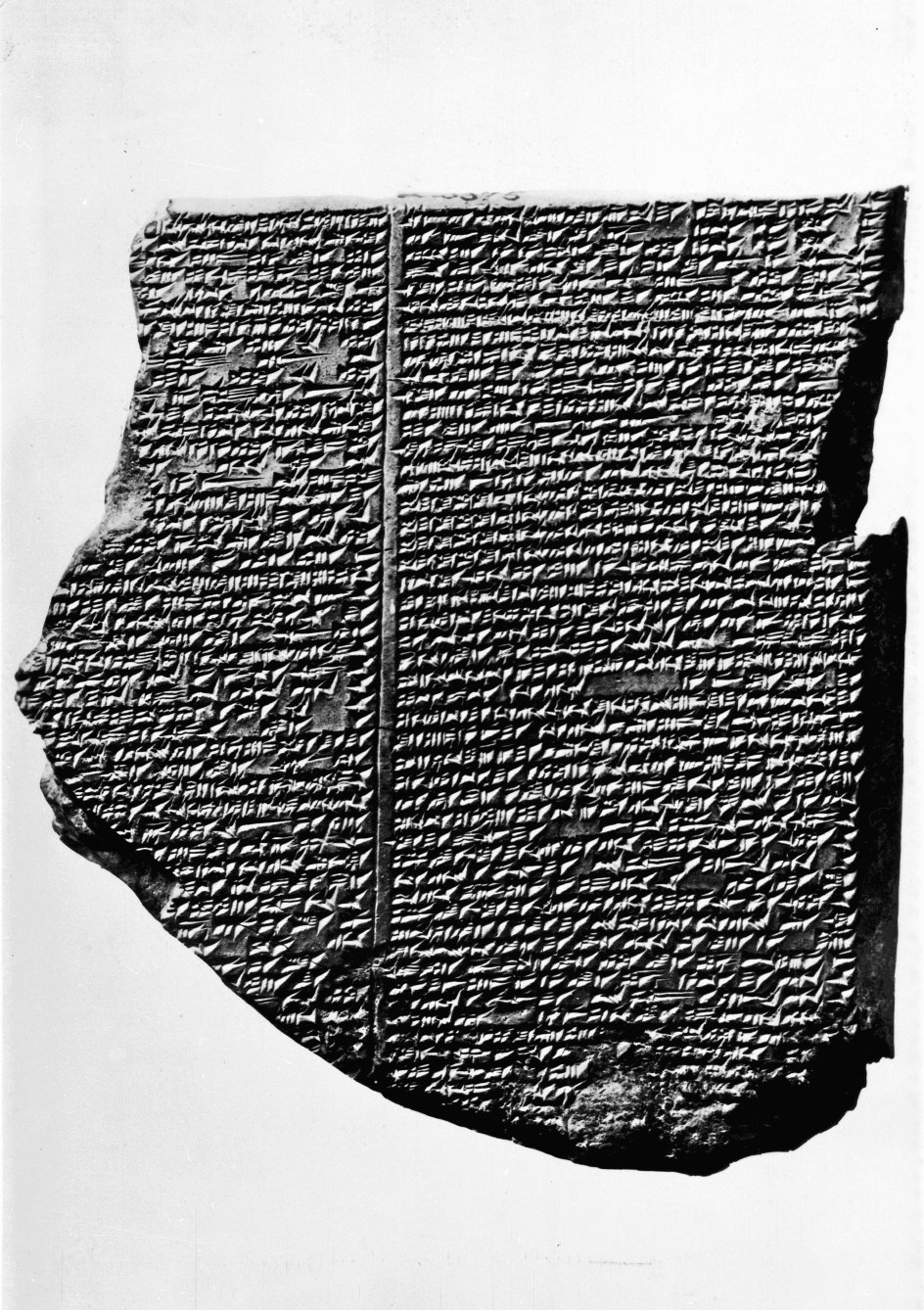 ”Gilgamesh” blev oprindeligt nedskrevet med kileskrift i lertavler for omkring 4000 år siden i oldtidens Mesopotamien. Her ses et stykke af ”Gilgamesh”-fundet i ruinerne fra den gamle by Nineveh, der lå, hvor den irakiske by Mosul ligger i dag. –
