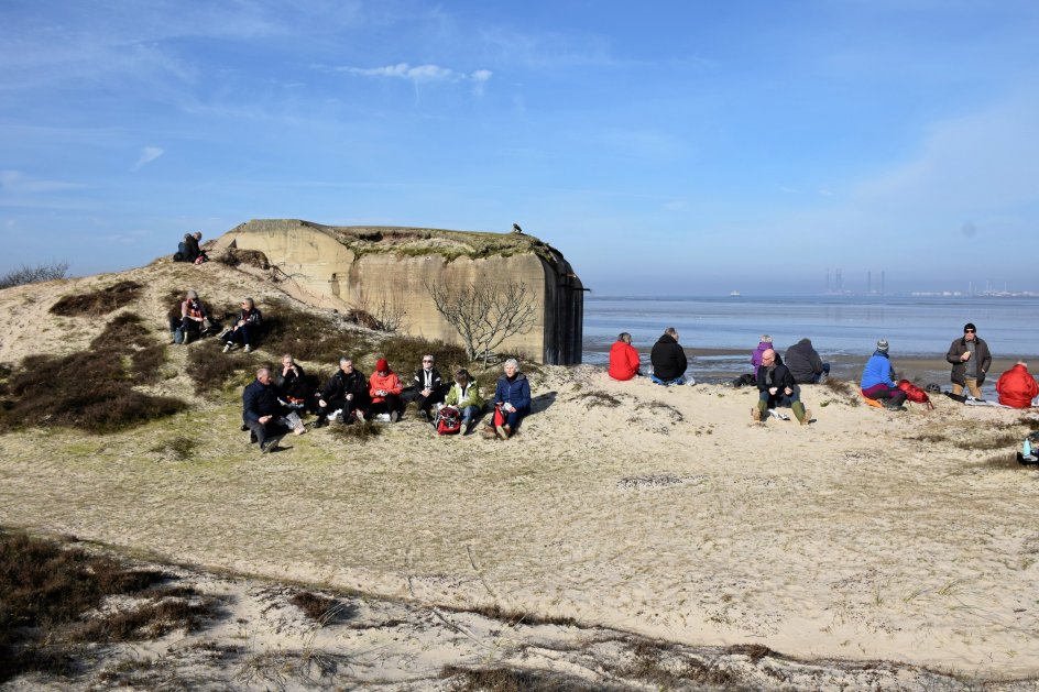 På kurset ”Fristelser på Fanø” i marts 2019 besøgte kursusdeltagerne en af øens bunkere. –