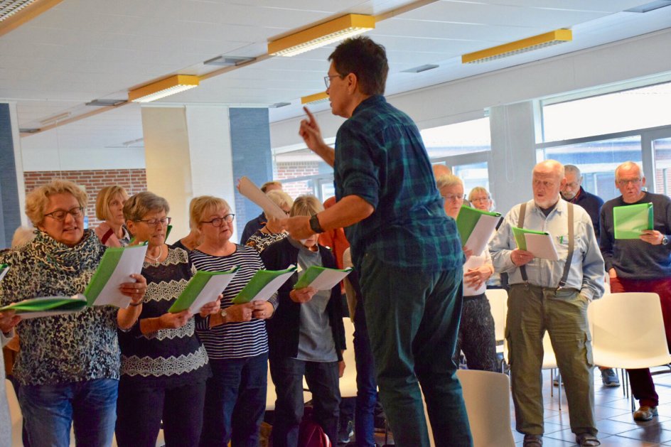 Den lokale musiker Grethe Laumand styrede koret på kurset ”Smagen af Fanø” i efteråret 2018. –