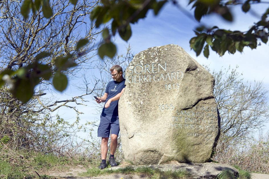 På stien ved Gilbjerghoved, et par kilometer fra Gilleleje, er der rejst en mindesten for Søren Kierkegaard. I sommeren 1835 kom han til Gilleleje og Gilbjerghoved var et af hans foretrukne mål på sine spadsereture. Søndag indvier Jakob Aagaard Mortensen ruten ”Kiekegaard by Nature”, hvor man blandt andet kommer forbi mindestenen.