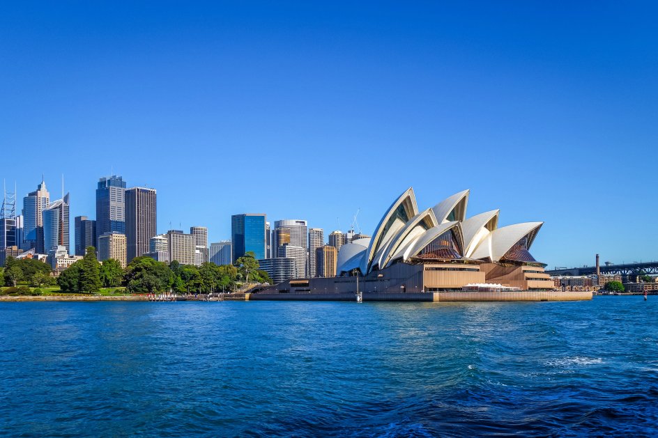 Sydney Opera House ligger på den modsatte side af vores planet, men regnes for et hovedværk i det 20. århundredes både danske og internationale arkitektur. Fordi bygningen ligger, som den gør, og har det formål at huse opera og stor kunst, må den gerne være monumental. Var bygningen opført til boliger, ville det være for krukket og arrogant, forklarer arkitekt Niels Hesse. –