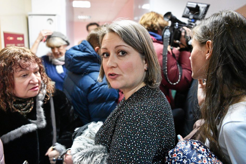 Dennis Christensens russiske hustru, Irina, der her ses tale med pressen efter domsfældelsen i februar, har siden hans anholdelse i 2017 kun set sin mand en time to gange om måneden og altid adskilt af tremmer og en glasrude. –