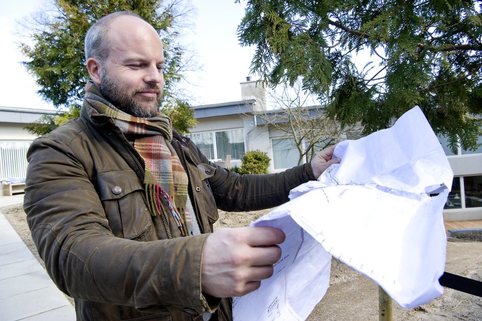 4-årige Christian Grib foran en villa i Charlottenlund i færd med at uddelegere opgaver.