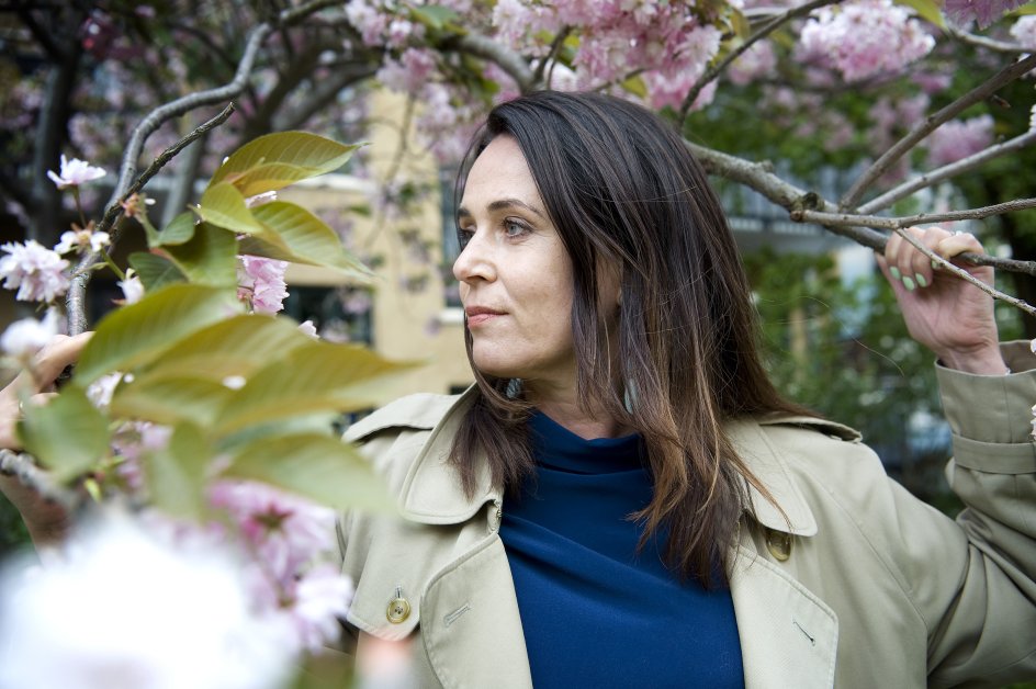 ”Jeg har jo en gudsøn, og jeg har på sin vis levet op til gudmorløftet i usædvanlig høj grad, men jeg er ikke kristen,” siger digteren Mette Moestrup. –