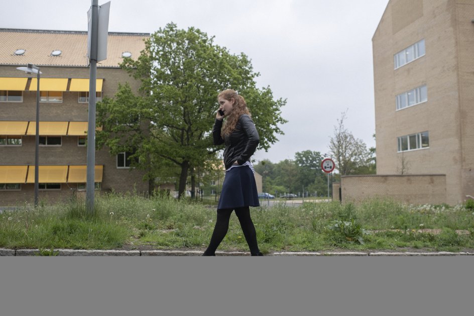 Isabella Arendt taler med en journalist, mens veninden tålmodigt venter. Der er mange medier, der vil have fat i Isabella Arendt. Indtil for tre uger siden stod hun for alt pressearbejde selv. Nu kan hun ikke følge med længere. – Alle fotos: Iben Gad.Kristendemokraterne. Valgkamp.