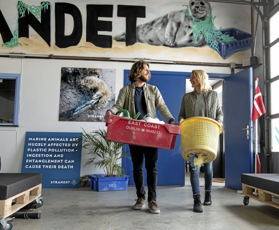 Strandet i Nr. Vorupør - Julie Müller og Jens Wilhelm Jørgensen. Reportage om Strandingsaffald ved Vestkysten og lokalt initiativ for at fjerne affald og genanvende det.