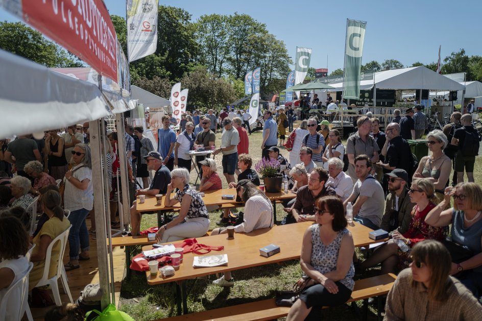 I følge arrangørerne af Folkemødet blev der på åbningsdagen slået rekord med 32.000 gæster, 2000 flere end i 2018. Salget af færgebilletter tyder på, at dette år i det hele taget kommer til at sætte publikumsrekord.