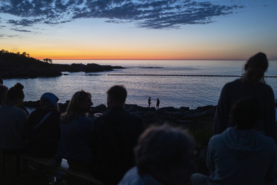 Om aftenen spilles der høj musik på Folkemødet stadig flere steder i Allinge. Udsigten over Østersøen efter solnedgang er det nu svært at klage over.