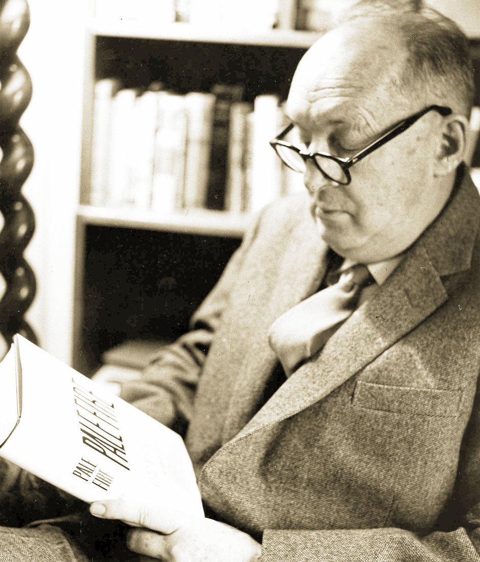 Vladimir Nabokov var både sommerfugleekspert, litteraturprofessor, oversætter og forfatter til klassikere som ”Lolita” og ”Pnin”, der netop er nyoversat til dansk. Han boede i mange år i Berlin, senere USA, hvor han fik statsborgerskab i 1945 og døde i Schweiz i 1977. –
