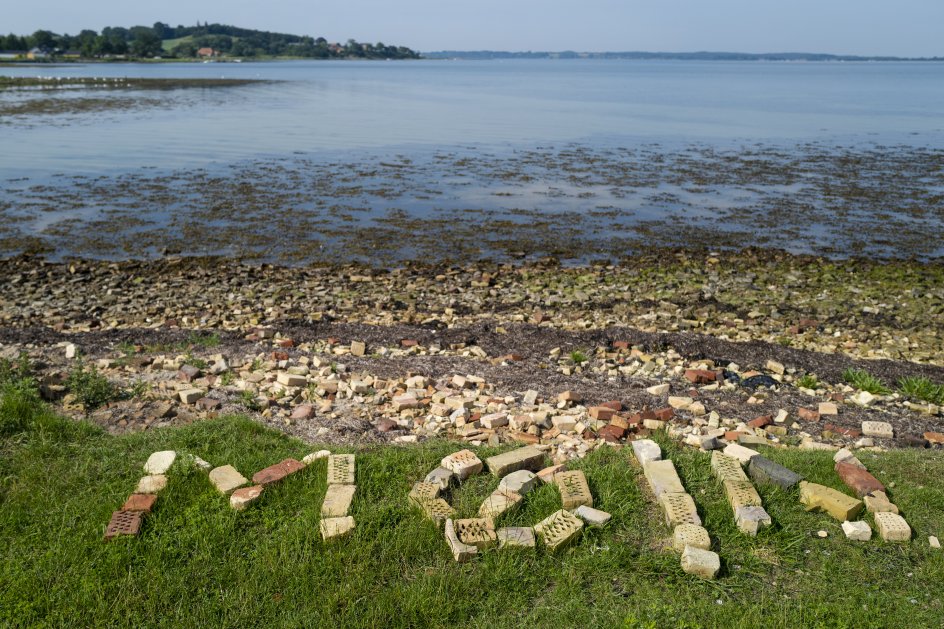 ”Møjn” står der skrevet i glemt tegl på kysten af den yderste pynt ved Broagerland. –