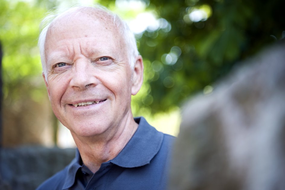 Selvom det ikke svarer til den frie natur at se indhegnede dyr i København Zoo, forsøger Bengt Holst og hans ansatte at gøre omgivelserne så virkelighedsnære som muligt og vække en naturlig adfærd hos dyrene. Og en naturlig interesse for naturen hos gæsterne. Her får zoo-direktøren og et par kænguruer øjenkontakt. – Fotos: Leif Tuxen.