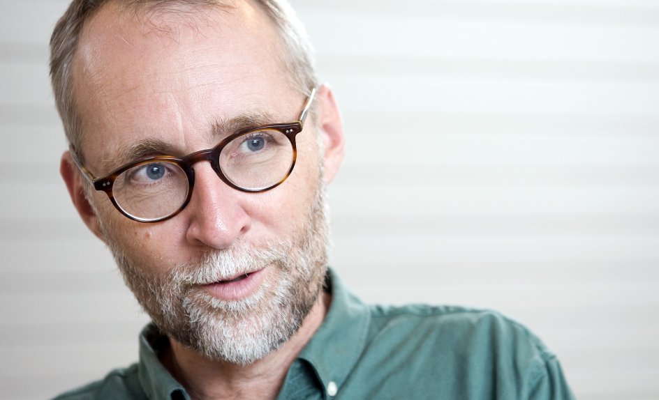 Tom Buk-Swienty føler sig efterhånden som et medlem af familien Dinesen, som han som forfatter har fulgt gennem 10 år og fire store bøger. Her er han ved Karen Blixens grav. – Fotos: Leif Tuxen