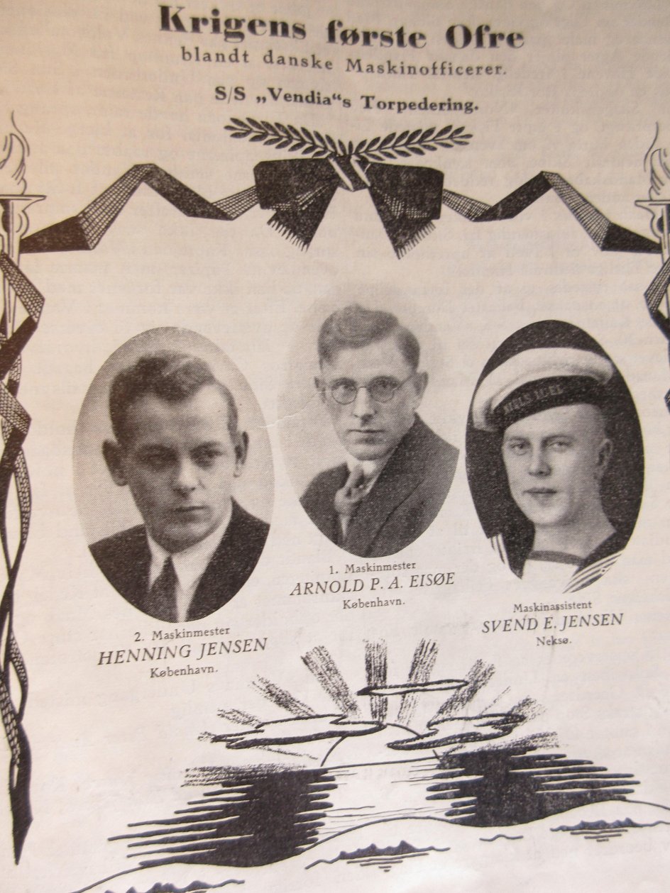 Henning Jensen, Arnold Peter Andersen Eisøe og Svend Erik Jensen blev den 30. september 1939 krigens første ofre blandt de danske maskinofficerer, da ”SS Vendia” blev torpederet. 11 besætningsmedlemmer døde. Billedet er fra en mindetavle i Maskinmestrenes Forenings arkiv. –