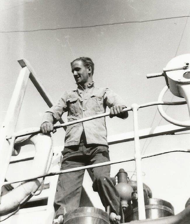 Marineofficer og maskinmester Hans Jørgen Keiding på dækket. – Privatfoto.