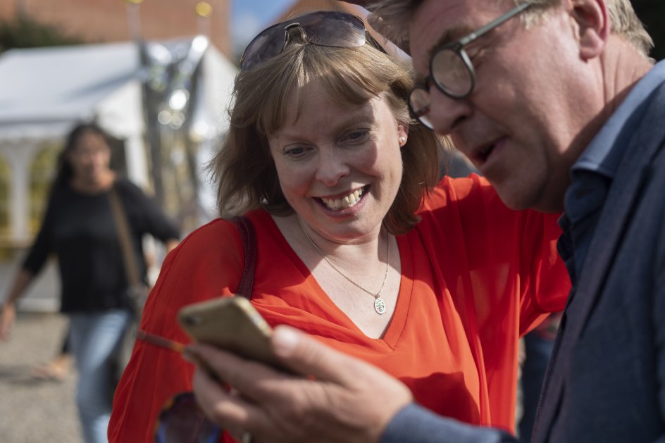 Kulturminister Joy Mogensen (S) var en ombejlet kvinde blandt medier og deltagere ved Kulturmødet.