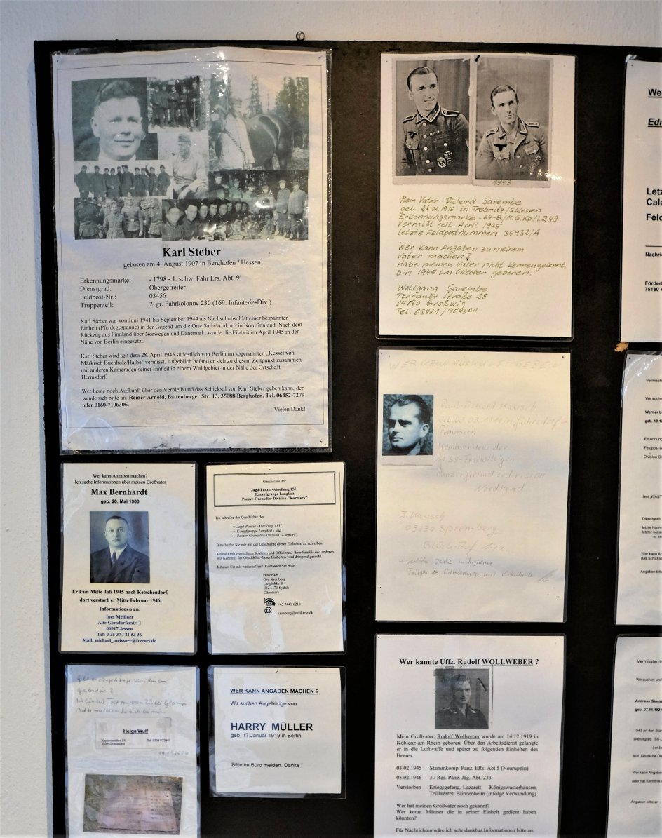 På væggen i et lille minderum hænger der sedler, hvor efterladte og deres efterkommere stadig efterlyser deres faldne far eller bedstefar fra slaget ved Halbe i april 1945.