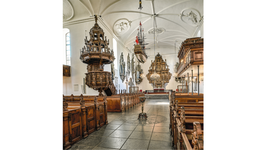 Holmens Kirkes indre set mod koret i vest med Abel Schrøders altertavle og prædikestol fra 1661-1662, de flere gange ombyggede stolestader fra oprindeligt omkring 1640 og pulpitur fra 1872. –