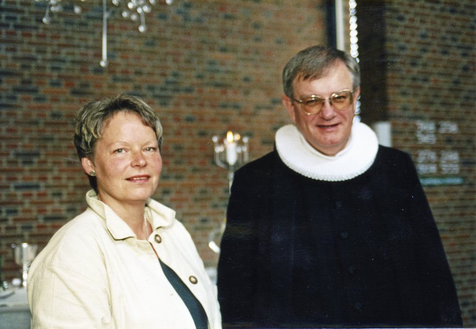 Her ses forfatteren til tobindsværket, Harald Nielsen, sammen med missionær Anne Vestskov ved udsendelsen fra Bidstrup Kirke, Hjørring, i 1998. –