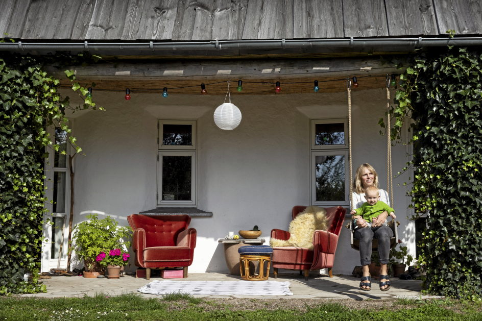 Lærer og mor Sarah Roued Thomsen har udgivet en bog med fødselsberetninger fra 41 kvinder. "Jeg fandt på at skrive bogen, for den ensomhed, som mange gravide og nybagte mødre taler om i dag, hænger jo sammen med, at vi slet ikke får fortalt de her historier til hinanden," siger hun.