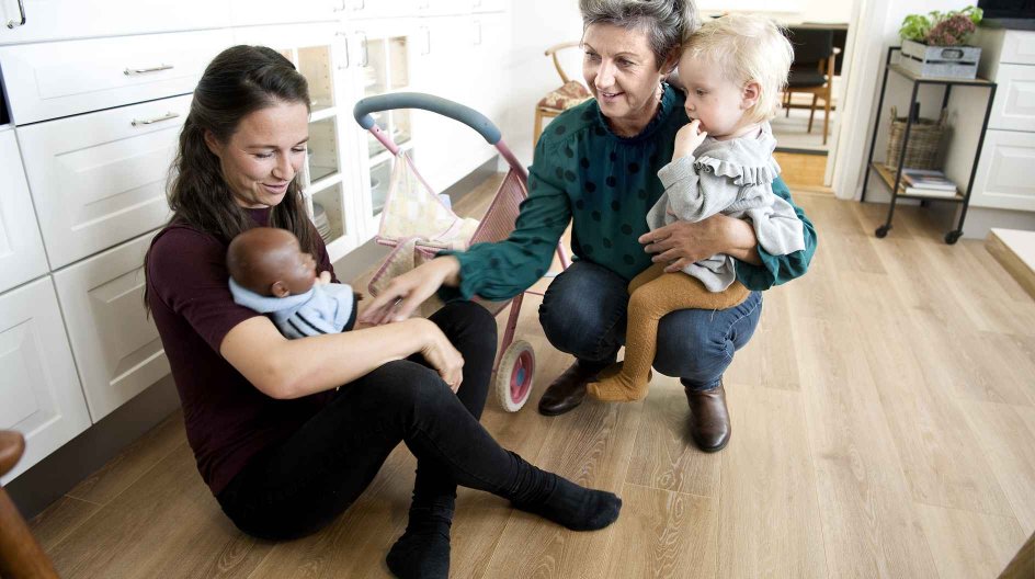 Den dag, Anna Stølen Dues (t.v.) ældste søn kom til verden, var det ikke kun en særlig dag for Karen Stølen Due, fordi hun var blevet mormor. ”At se ens børn tage forældreskabet på sig som noget helt naturligt, det var meget stort," fortæller hun.