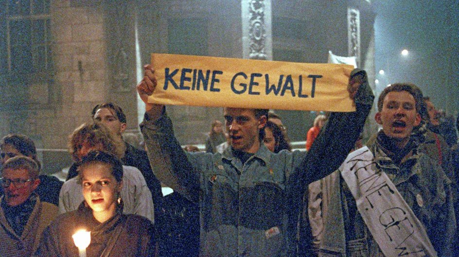 "Ingen vold” var et genkommende krav i kirkerne i DDR under demonstrationerne i 1989. Her præsenteres budskabet foran en bygning tilhørende Stasi, det kommunistiske efterretningsvæsen, under en mandagsdemonstration i Leipzig.
