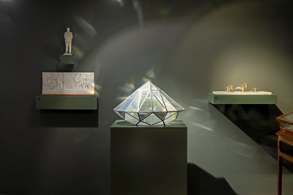 0Per Kirkebys forslag til kunstmuseet ARoS i Aarhus, som vandt andenpladsen, men blev afvist, da værket var for dyrt og havde for stor bygningsmæssig volumen (og måske stilmæssigt lignede Kirkebys egne værker for meget til at være museumsbygning).