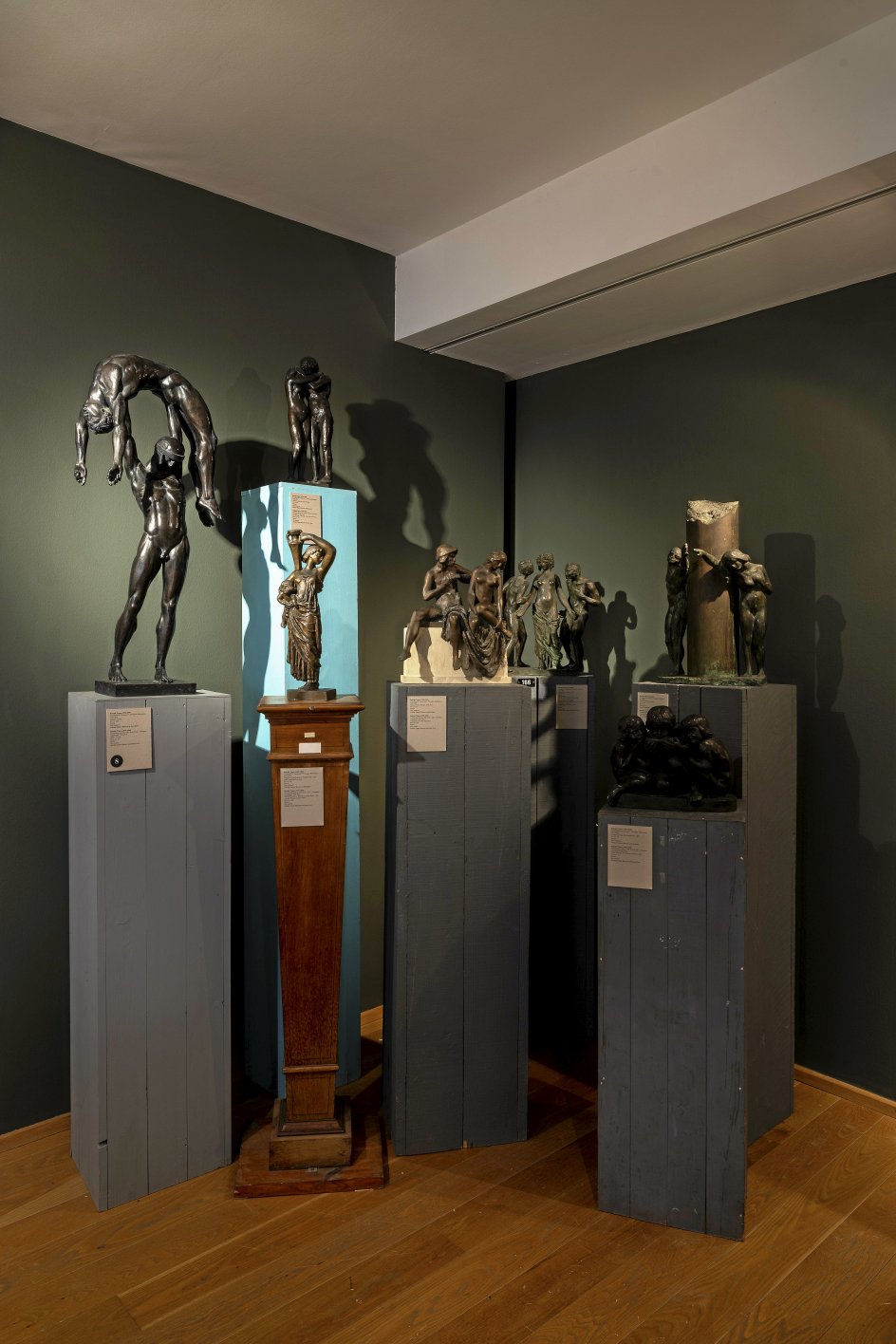 0Rudolph Tegners fantastiske bronzemodeller til en ”Livets Port” (1912-1915) ved Trianglen i København er opsat på træsokler af varierende højde.