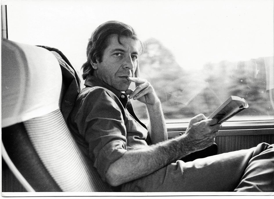 En yngre Leonard Cohen på turné – måske i færd med at digte i sit hoved. –