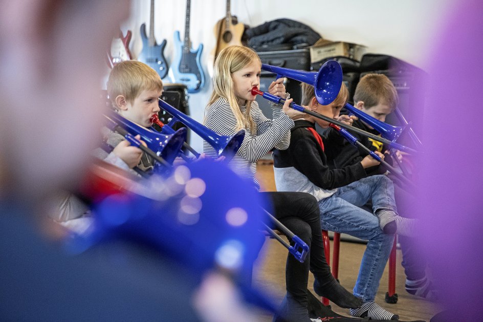 Astrid Palmus Carl (i midten) og klassekammeraterne er elever i den første basunklasse på Favrdalskolen. På skolen er også trompetklasser og blokfløjteklasser. – Foto: Frank Cilius/Ritzau Scanpix.