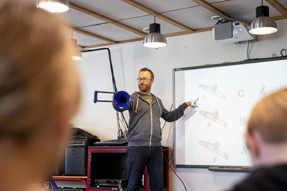 Musikskolelærer Martin Folmer viser, hvad klassen skal spille. Han er uddannet musikformidler på Esbjerg Musikkonservatorium og underviser ni musikklasser i Haderslev Kommune. – Foto: Frank Cilius/Ritzau Scanpix.