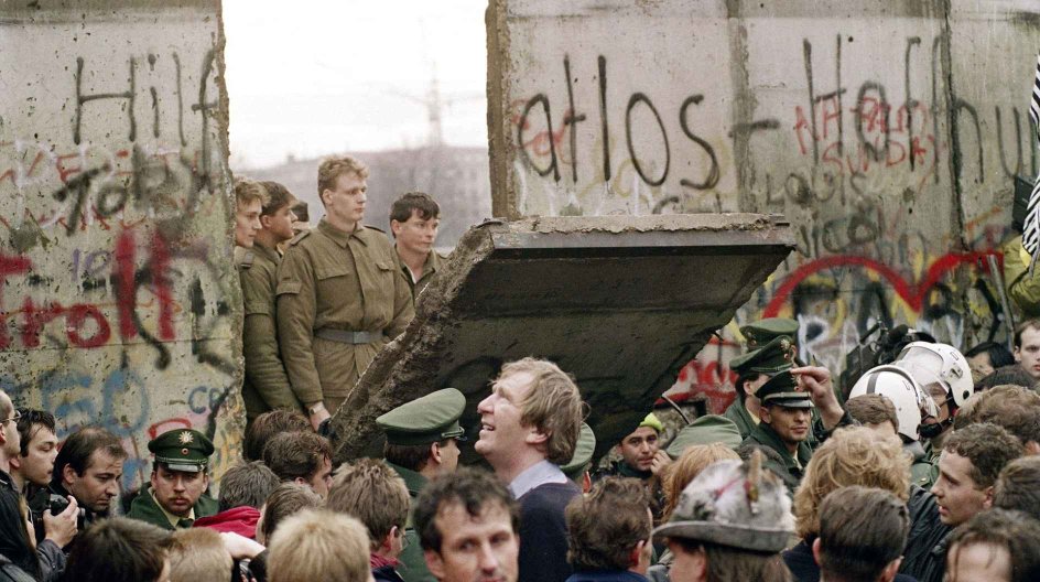 ”For mig er og bliver den 9. november 1989 et lykkens øjeblik i den tyske historie,” har Tysklands forbundskansler Angela Merkel, som voksede op som præstedatter i DDR, udtalt.