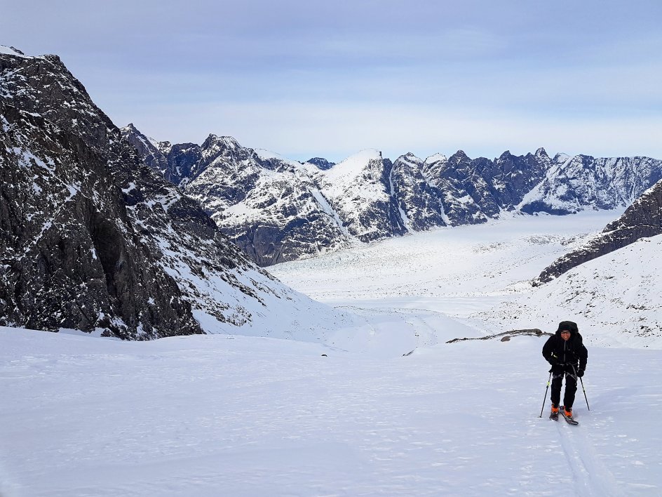 Den 6. april 2018 tog Signe Ravn-Højgaard sammen med fem andre erfarne skiløbere på gletsjertur ved Evighedsfjorden i Vestgrønland. På billedet er det hendes kæreste Jakob. – Foto: Signe Ravn-Højgaards private foto.