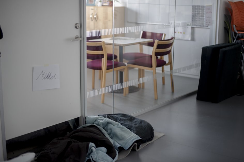”Det, vi kan se i de små fag, er, at der er mange røde tal, meget beskedent optag og stort frafald. Det giver mere robusthed, når man lægger fagene sammen, og det har vi faktisk gjort i mange år,” siger Jesper Kallestrup, nytiltrådt dekan på det humanistiske fakultet, om de studerendes kritik. - Fotos: Julie Meldhede Kristensen