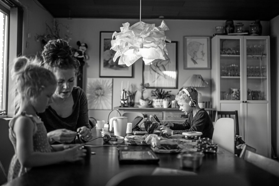 Hos familien Bjørnfort i Ringe på Fyn er skærmtid ikke nødvendigvis en modsætning til familietid. Her er det Nor på syv år, Storm på fem år og deres mor, Mia Bernscherer Bjørnfort. – Foto: Frederikke Brostrup.