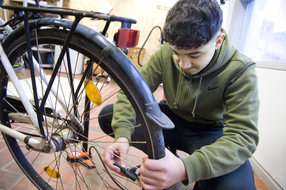 15-årige Ahmad Mohammed-Al-Vantisi arbejder igennem Jobplaneten som ”lommepengejobber” i Karlemoseparkens cykelværksted. – Foto: Leif Tuxen.