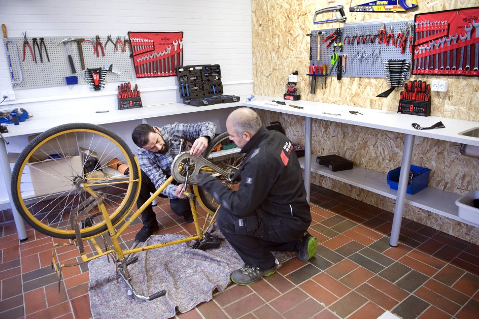 Omar Abdulhadi (th.) og Mohammed Ibrahim arbejder frivilligt i Karlemoseparkens cykelværksted. – Foto: Leif Tuxen.