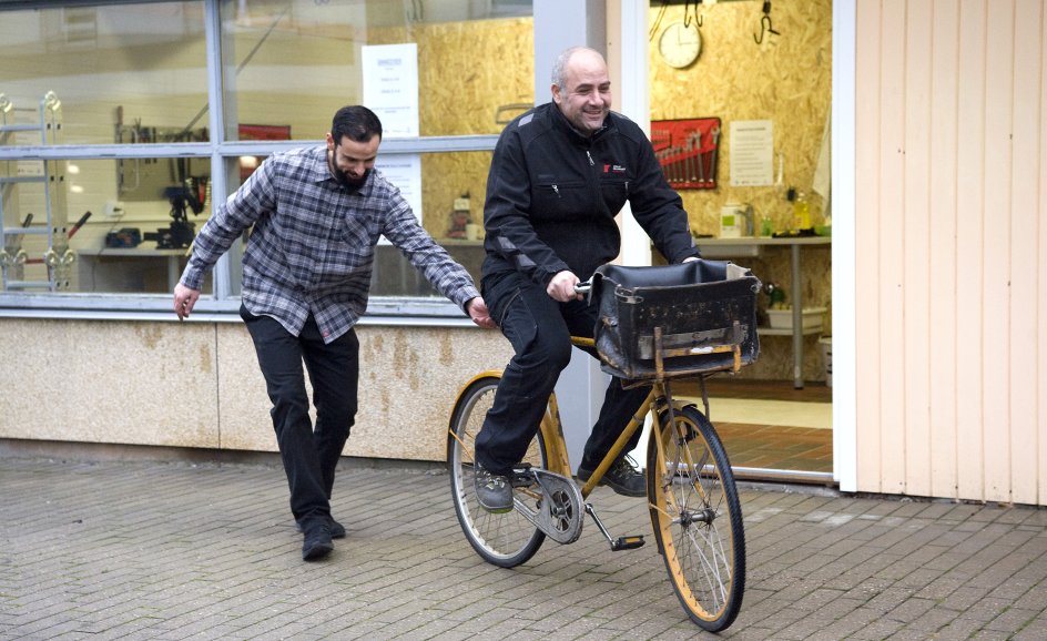 Det lykkedes Omar Abdulhadi og Mohammed Ibrahim at reperere en af de cykler, de havde fået doneret. Dermed er den klar til at blive lånt ud til en af Karlemoseparkens beboere. – Foto: Leif Tuxen.