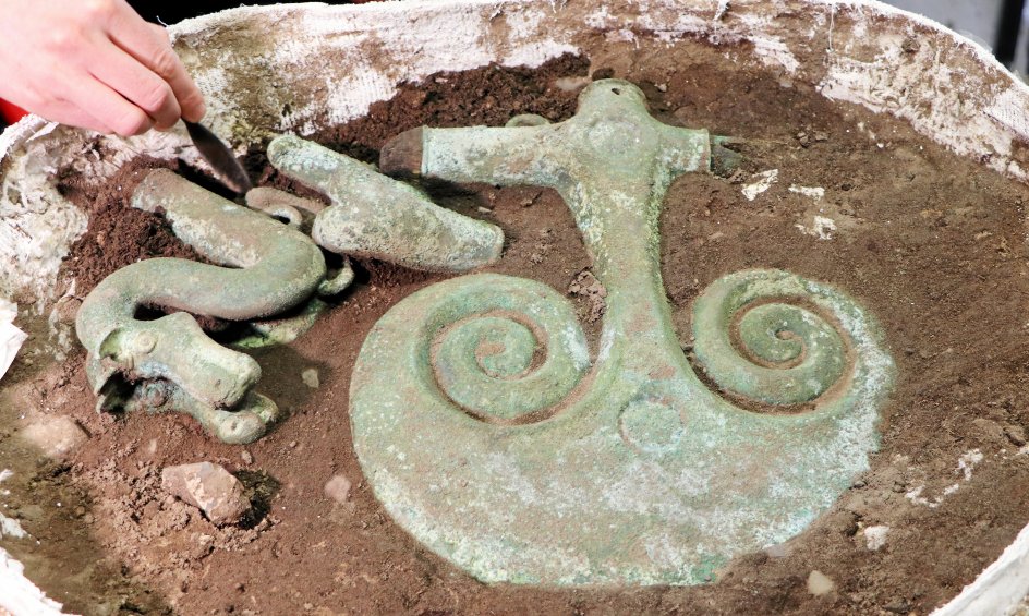 Eksperter kalder fundet af tvillingefiguren med hornede hjelme fra bronzealderen for ”århundredets fund”, da det mindst er 100 år siden, man har fundet noget fra den tidsperiode, der kan måle sig med fundet fra Kallerup i Thy. Se hele billedet i teksten. – Foto: Marie Posselt, Museum Thy.