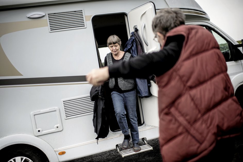 Tove og Jørgen Holm har byttet gården ud med en autocamper. De nyder at eje få ting og udføre hverdagens faste gøremål såsom at hente vand i to 10-liters dunke på campingpladsen. – Foto: Tim Kildeborg Jensen.