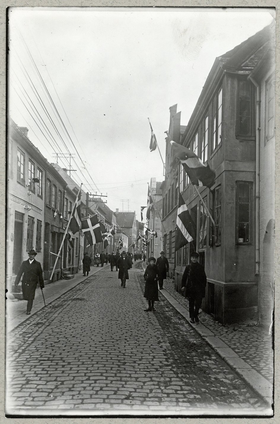 I forbindelse med afstemningerne om Sønderjyllands nationale tilhørsforhold i 1920 var landsdelens gader fyldt med Dannebrogsflag. - Foto: Holger Damgaard/Det Kongelige Biblioteks Billedsamling.