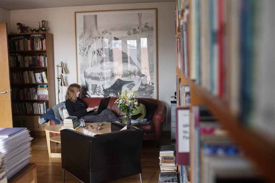 Når Marianne Stidsen skal skrive noget vigtigt, ligger hun altid ned. Blandt andet i sin sofa i lejligheden på Frederiksberg.