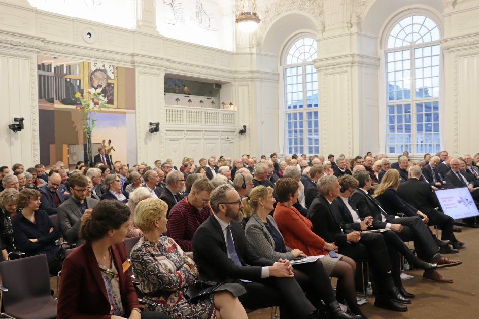 Der var dårligt et sæde ledigt, da Grænseforeningen fredag inviterede nysgerrige til konference om, hvad den dansk-tyske grænsedragning i 1920 har af betydning i dag. - Foto:: Alexander Leicht Rygaard/Grænseforeningen.