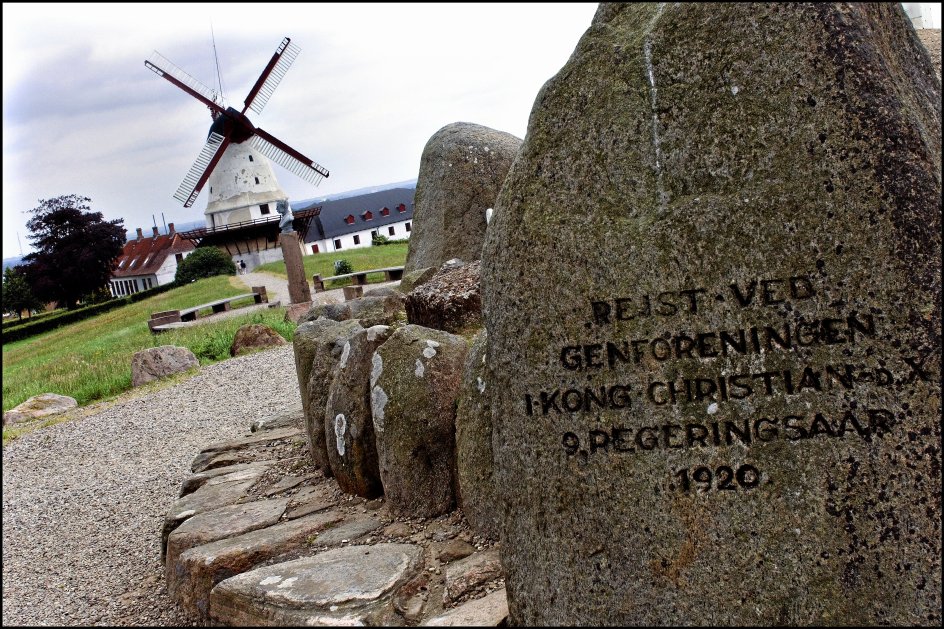 De flere end 600 danske genforeningssten findes overalt i landet, men der er en klar overvægt i Sønderjylland. Her ses en mindesten ved Dybbøl Mølle, der blev rejst i genforeningsåret 1920, hvor området atter blev dansk. – Foto: Morten Juhl/Scanpix