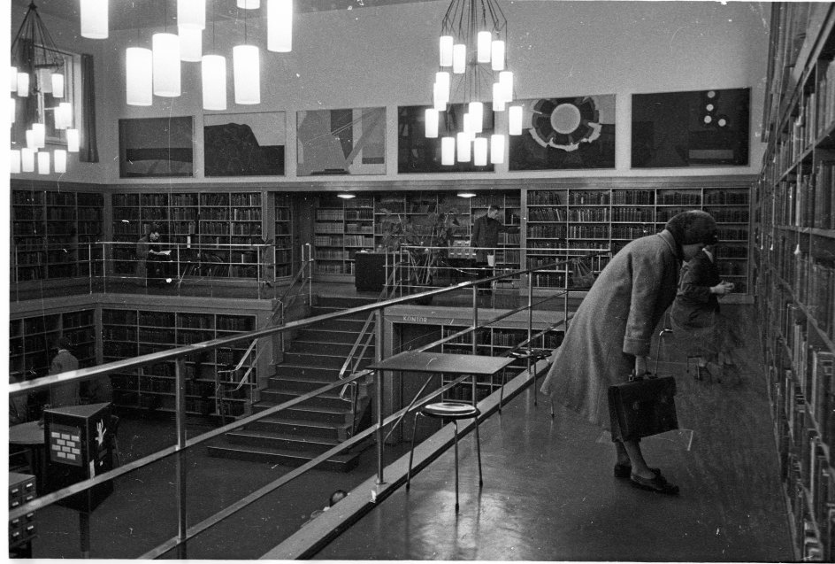 Frederiksberg Bibliotek er grundlagt 1887, men i 1935 blev den nuværende bygning opført som et tidstypisk eksempel på den nye tidsalders bogtempler. Her er bibliotekets cemtrale sal fotograferet omkring 1960. – Foto: Jørgen Bonfils/Ritzau Scanpix.