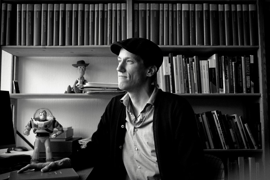 Christian Hjortkjær underviser i eksistensfag på Silkeborg Højskole, hvor han prøver at være opbyggelig som Kierkegaard i forhold til den generation, der bakser så meget med at føle sig utilstrækkelige i en perfekthedskultur. – Foto: Bo Amstrup/Ritzau Scanpix.