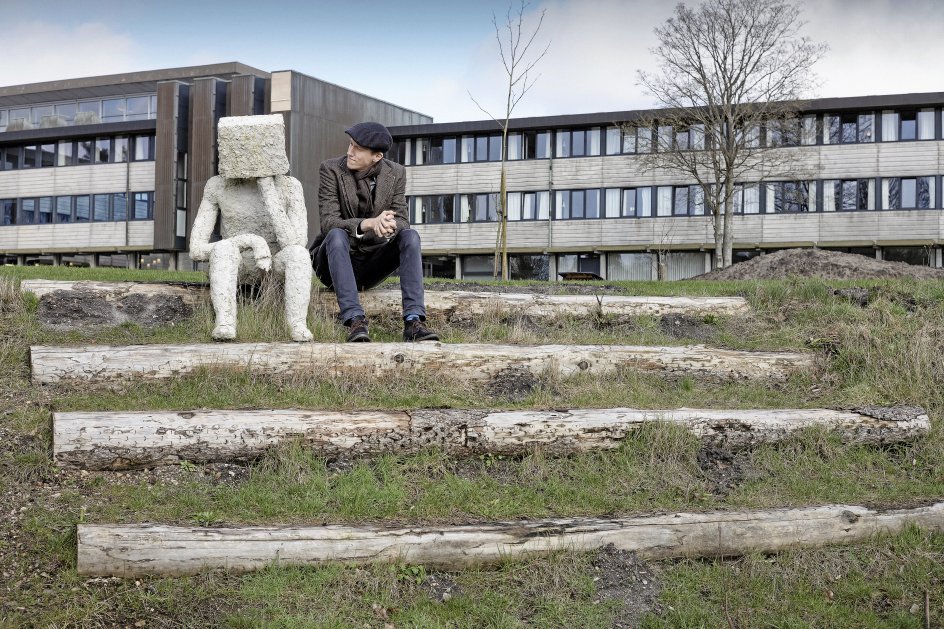 Christian Hjortkjær underviser i eksistensfag på Silkeborg Højskole, hvor han prøver at være opbyggelig som Kierkegaard i forhold til den generation, der bakser så meget med at føle sig utilstrækkelige i en perfekthedskultur. – Foto: Bo Amstrup/Ritzau Scanpix.
