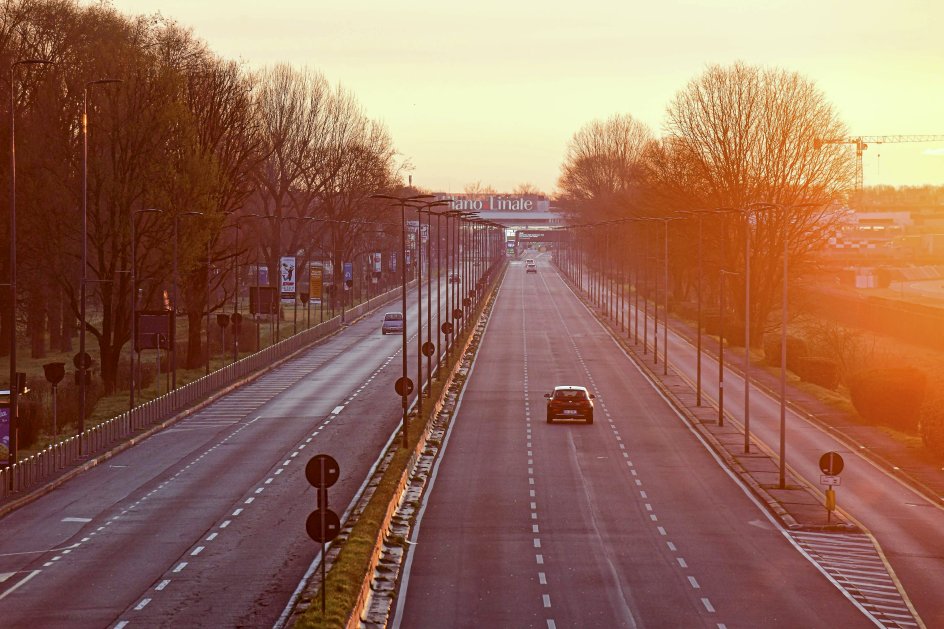 God plads er der også på den normalt travle vej ud til Linate-lufthavnen i Milano i disse dage, efter at regeringen har beordret udgangsforbud i regionen. – Foto: Piero Cruciatti/AFP/Ritzau Scanpix.