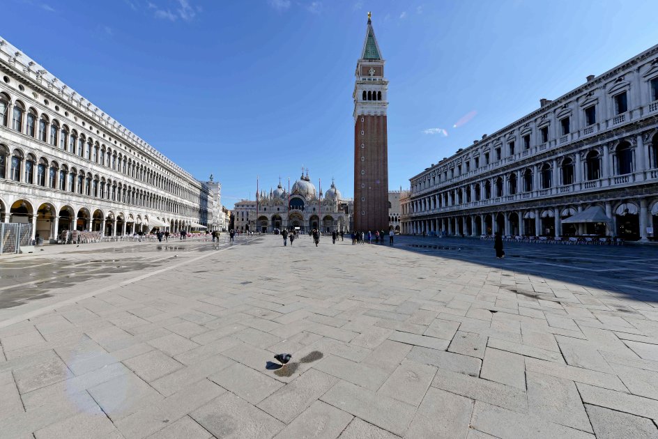 Det er sjældent, at der er så god plads på Markuspladsen i Venedig, og den lokale guvernør har da også protesteret mod regeringens udgangsforbud. – Foto: Andrea Pattaro/AFP/Ritzau Scanpix.