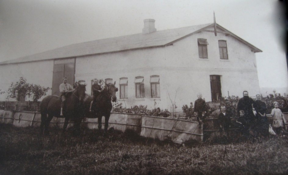 Familien Petersen omkring 1920 i Rens. Yderst til højre ses Heini Petersens oldefar. –Foto: Burkal Sogns Lokalarkiv