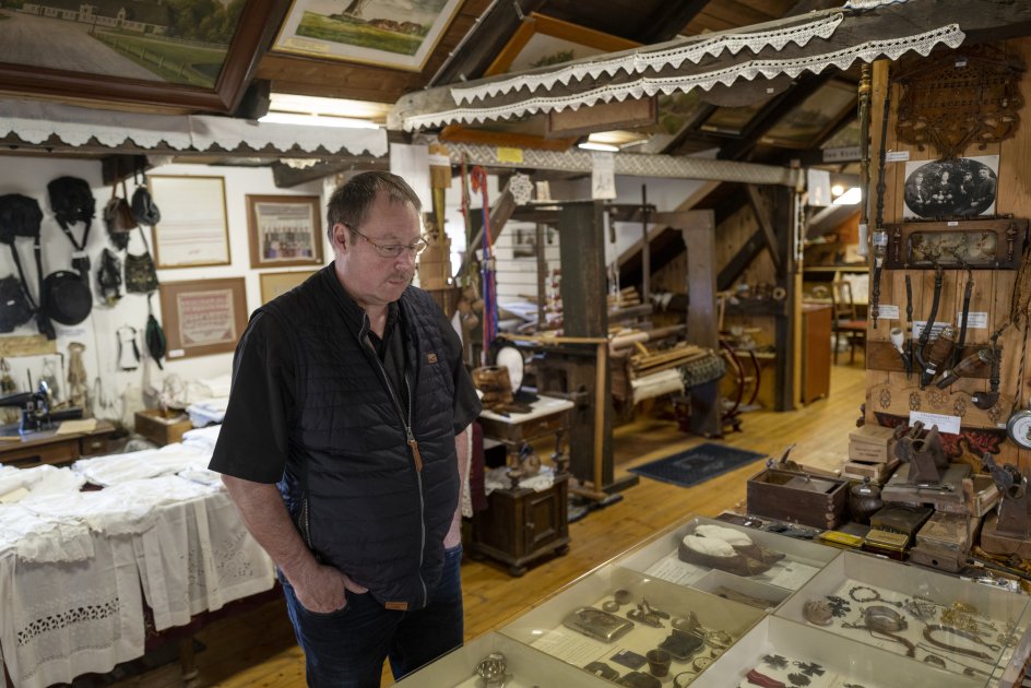 I en montre på landsbymuseet Dorfmuseum Ladelund, gemt væk i en slags sikkerhed bag glas, ligger 20-30 hagekorsemblemer og et brev fra der Führer. Altsammen er indsamlet blandt byens familier.